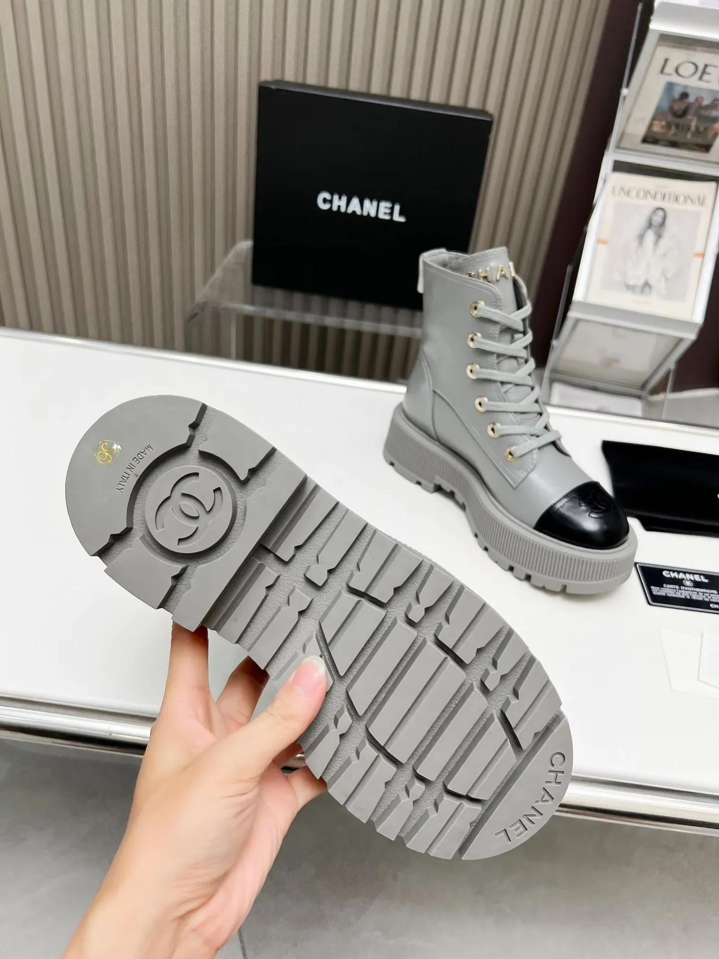 👟👟Ex-factory price 560👟👟 Autumn and winter new Chanel Chanel ankle boots original model opening✅ Strap design is super easy to put on and take off, the toe logo is electro-embroidered. The tongue is also the brand logo. Fabric: cow litchi pattern🐂 Inner/foot pad: cow lining. Use ultra-light rubber non-slip and wear-resistant outsole. Color: black, white, gray. Code number: 34-41 (34, 41) Need to be customized) Packaging: bag card